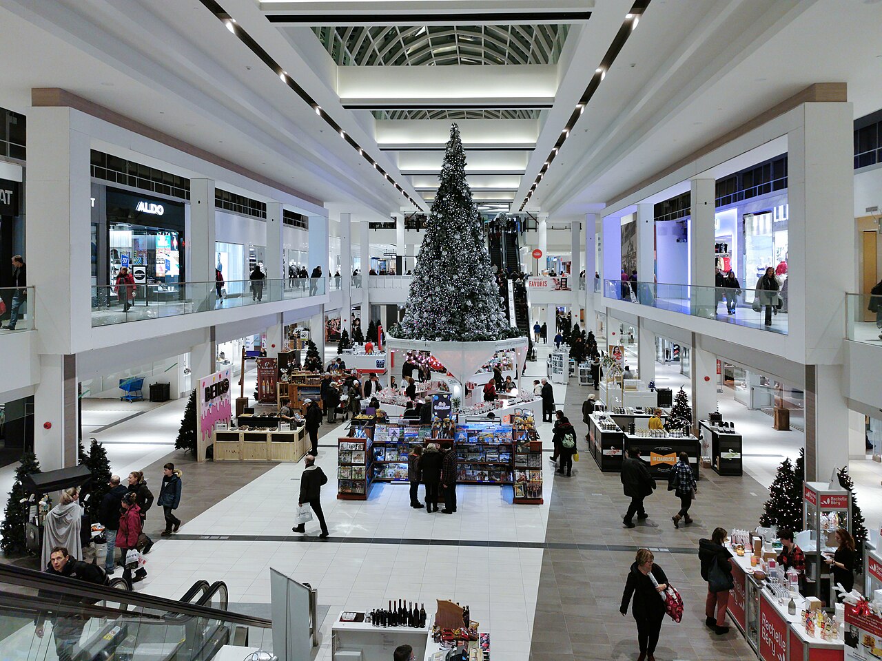 Deuxième vue réelle de l’intérieur du centre commercial Laurier Québec