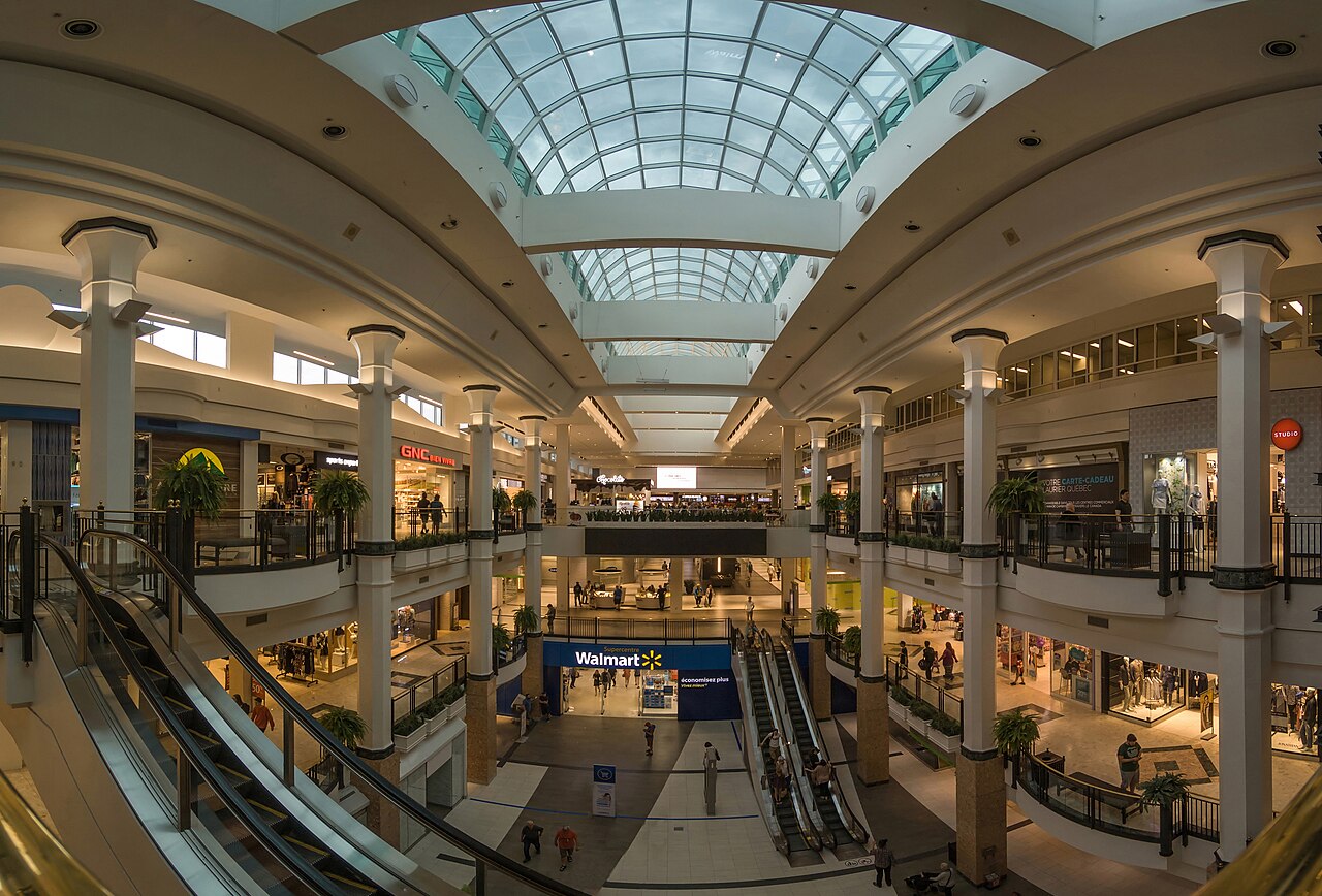 Intérieur réel du centre commercial Laurier Québec à Québec